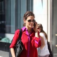 Katie Holmes chats on her cellphone whilst walking | Picture 73274